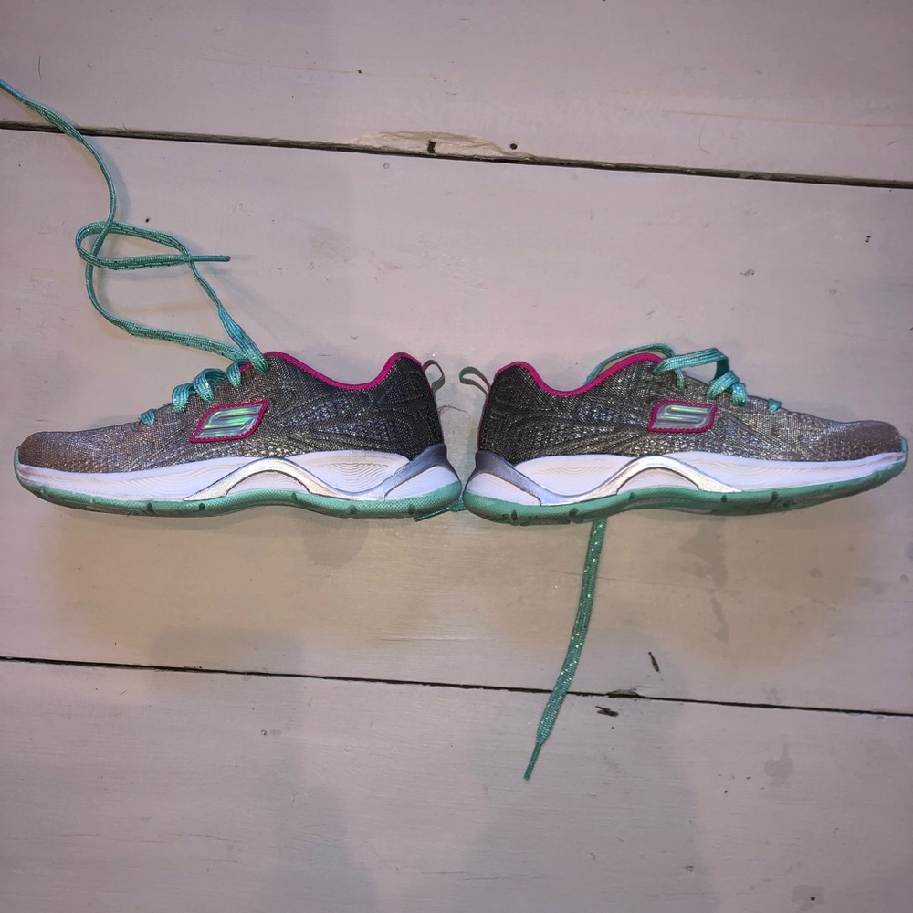 SKETCHERS girls sneaker.